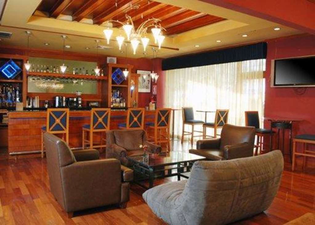 Suites Las Palmas, Hotel & Apartments. San Salvador Restaurant photo